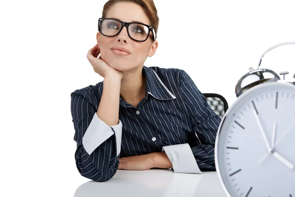 Retrato de mujer responsable con reloj en la oficina — Foto de Stock