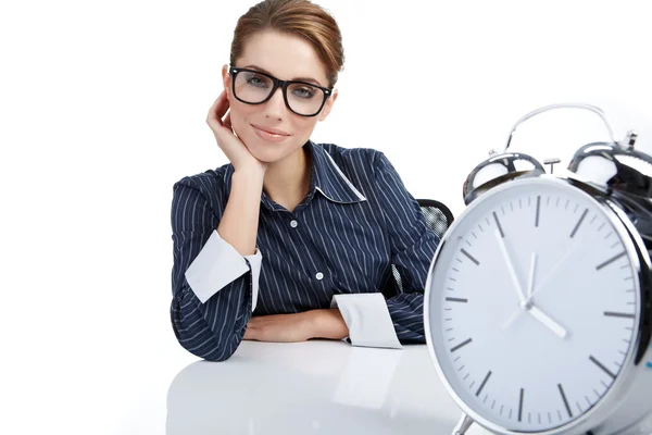 Портрет відповідальної жінки з годинником в офісі — стокове фото