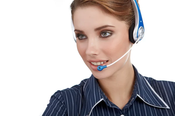 Представитель клиента с гарнитурой, улыбающейся во время телефонного разговора — стоковое фото