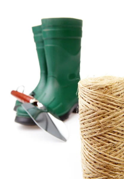 Gartenstiefel mit Werkzeug und Gießkanne — Stockfoto