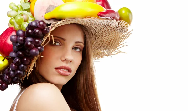 Foto de una hermosa mujer joven con los frutos de la cabeza. Contenedor alimenticio —  Fotos de Stock