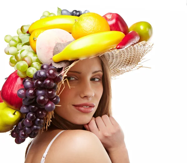 Girato di una bella giovane donna con copricapo di frutta. Conce alimentare — Foto Stock