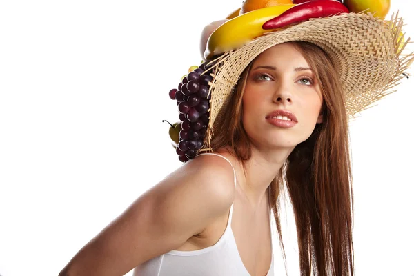 Πλάνο του μια όμορφη νεαρή γυναίκα με φρούτα καπέλα. conce τροφίμων — Φωτογραφία Αρχείου