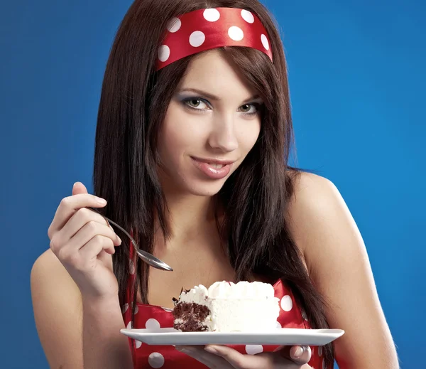 La bella giovane donna mangia una fetta di torta dolce — Foto Stock