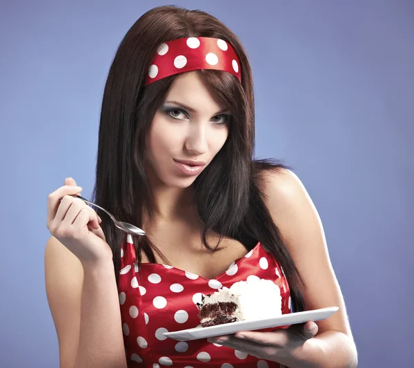 美しい若い女性が甘いケーキのスライスを食べる — ストック写真