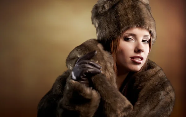 Ελκυστική γυναίκα σε καφέ γούνα παλτό με κουκούλα — Φωτογραφία Αρχείου