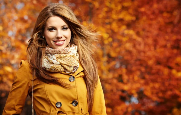 Jonge vrouw met herfst bladeren in de hand en vallen gele maple gar — Stockfoto