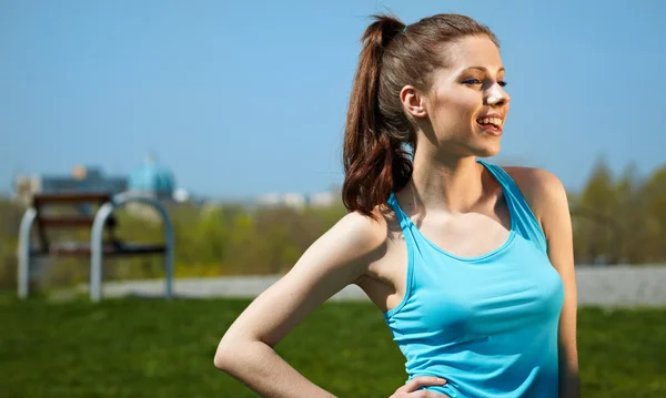Sorridente fitness woman.Park sfondo — Foto Stock