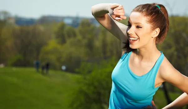 Lachende fitness woman.park achtergrond — Stockfoto