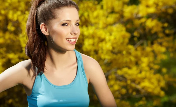 Uśmiechający się fitness woman.park tło — Zdjęcie stockowe