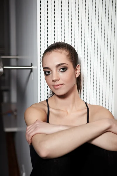 Młody baletnicy jest relaks w klasie — Zdjęcie stockowe