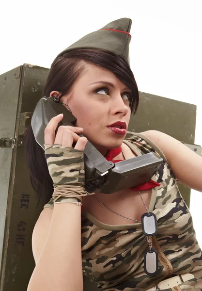 Menina bonita em roupas militares. estúdio tiro — Fotografia de Stock
