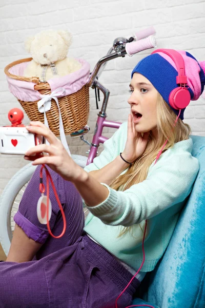 Young Girl enjoys listening music in headphones — Stock Photo, Image