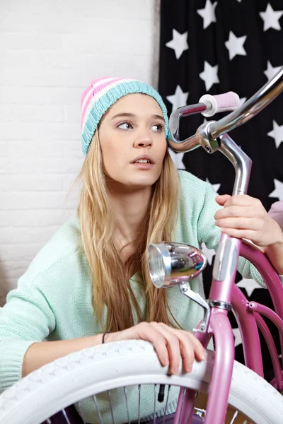 Young woman with pink bike at home before shopping — Stock Photo, Image