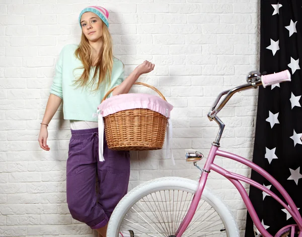 Jovem mulher com bicicleta rosa em casa antes de fazer compras — Fotografia de Stock