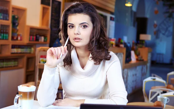 젊은 매력적인 비즈니스 여자는 lapto와 카페에 앉아 — 스톡 사진