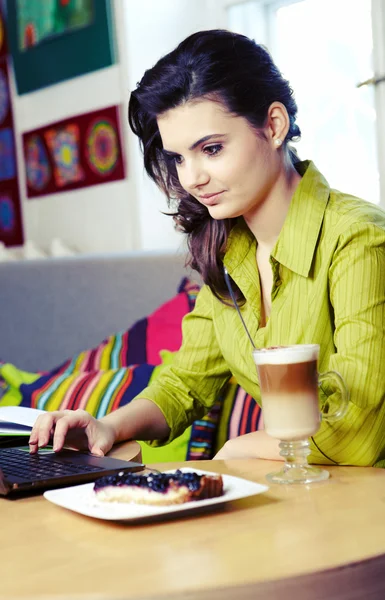 Hermosa joven estudiante universitaria en un café . —  Fotos de Stock