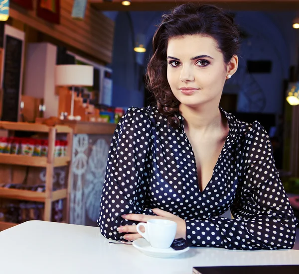 Charming sexy woman in black clothes sits at magnificent cafe — Stock Photo, Image