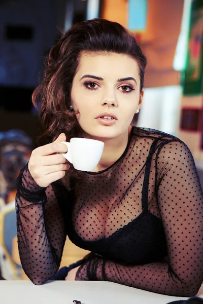 Fekete ruhát bájos szexi nő ül a csodálatos kávézó — Stock Fotó
