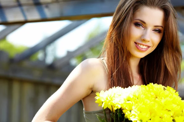 Portrait of the young beautiful smiling woman outdoors — Stock Photo, Image