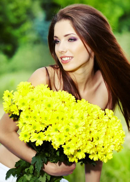 Primer plano retrato de linda joven con flores amarillas sonriendo —  Fotos de Stock