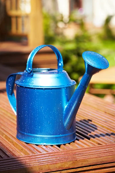 Strumenti di giardinaggio in giardino sfondo — Foto Stock