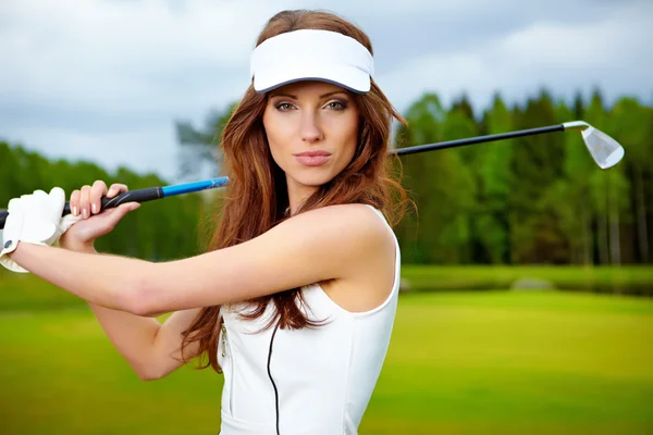Retrato de una mujer elegante jugando al golf en un green — Foto de Stock