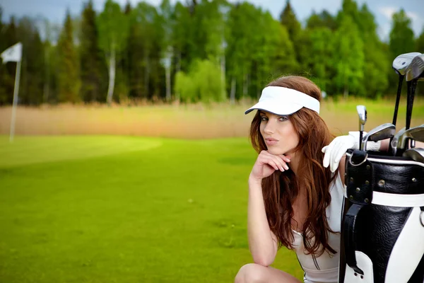 Портрет элегантной женщины, играющей в гольф на зеленом — стоковое фото