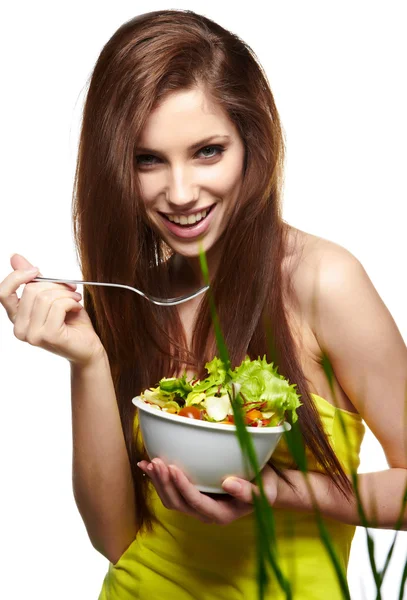 Glad frisk kvinna med sallad — Stockfoto