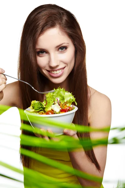 Glückliche gesunde Frau mit Salat — Stockfoto
