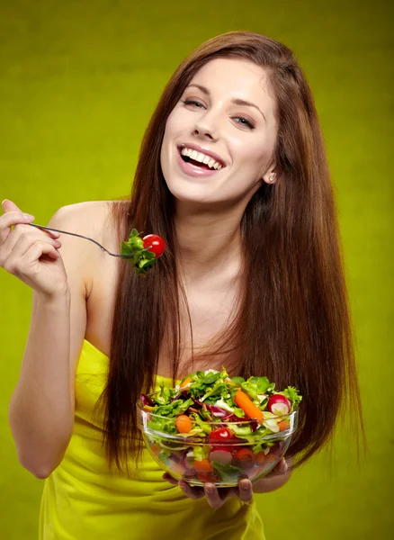 Feliz mujer sana con ensalada sobre fondo verde — Foto de Stock