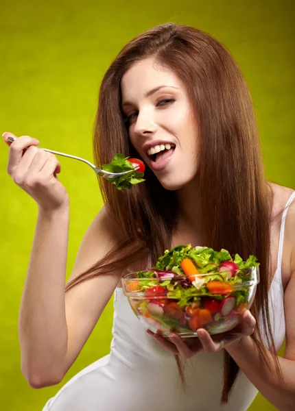 Feliz mujer sana con ensalada sobre fondo verde —  Fotos de Stock