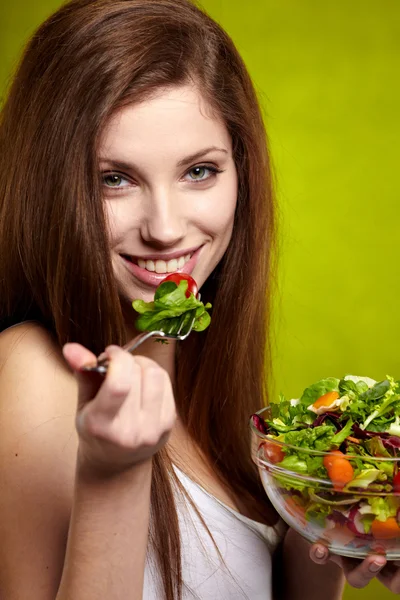 Happy Zdravá žena se salátem na zeleném pozadí — Stock fotografie