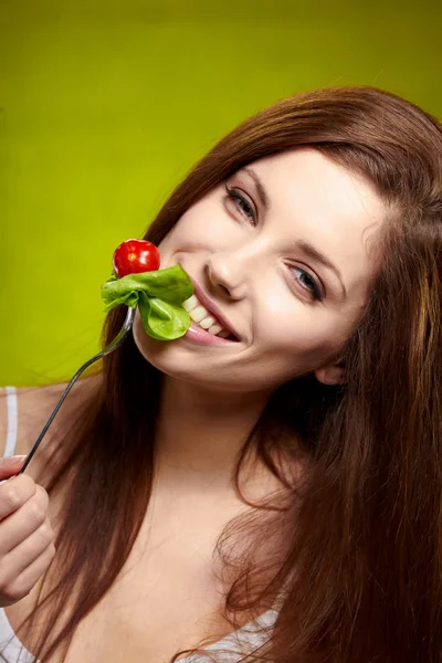 Boldog egészséges nő saláta zöld háttér — Stock Fotó