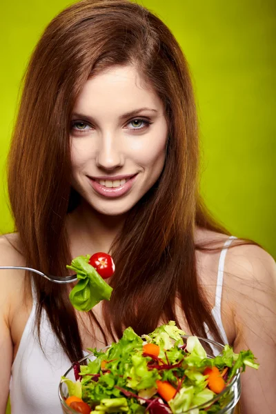 Glad frisk kvinna med sallad på grön bakgrund — Stockfoto