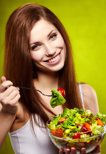 Feliz mujer sana con ensalada sobre fondo verde — Foto de Stock