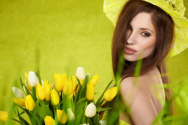 Vacker vår kvinna porträtt. gröna koncept — Stockfoto