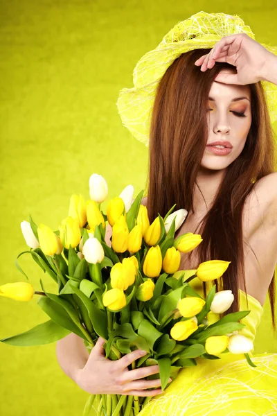 美しい春の女性の肖像画。緑の概念 — ストック写真