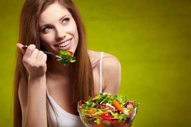 sağlıklı yaşam - sebze salatası yeşil backg tutan kadın