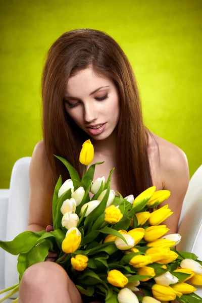 Ritratto di ragazza con tulipani bianchi e gialli — Foto Stock