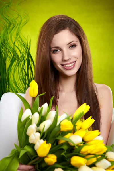 Retrato de uma menina com tulipas brancas e amarelas — Fotografia de Stock