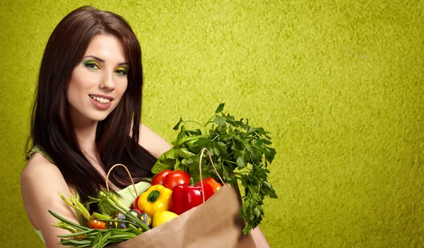 Щаслива молода жінка з овочами . — стокове фото