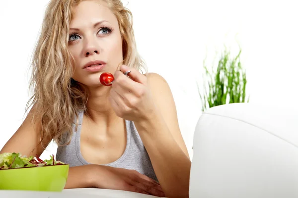 Gesunde sexy Frau mit Salat auf weißem Hintergrund — Stockfoto