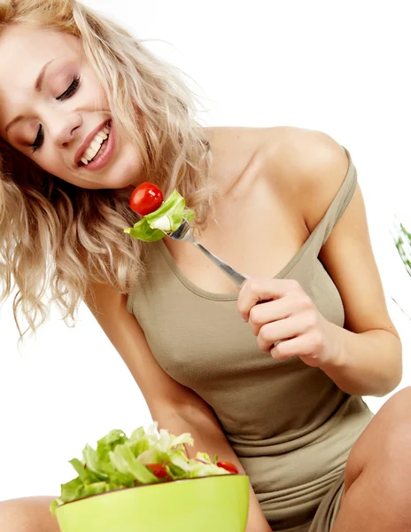 Молодая счастливая женщина делает салат — стоковое фото
