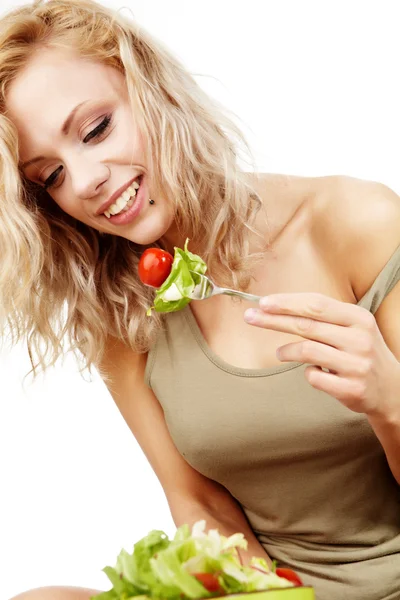 Jovem mulher feliz fazendo salada — Fotografia de Stock