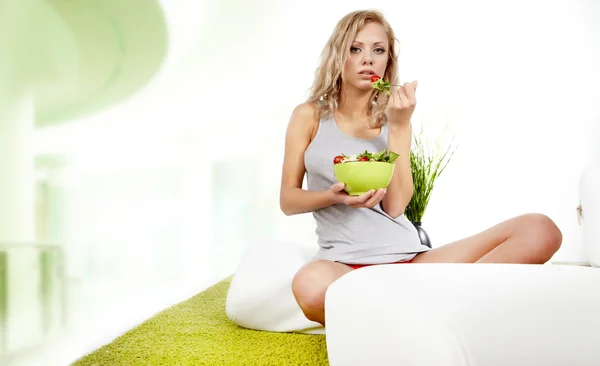Gesunde sexy Frau mit Salat auf weißem Hintergrund — Stockfoto