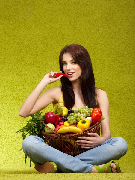 Glad ung kvinna med grönsaker. — Stockfoto
