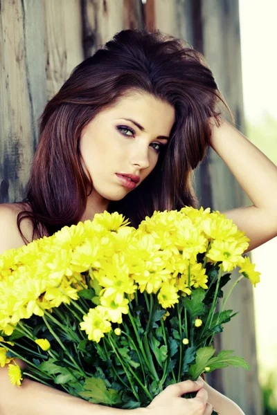 Güzel bir kadın arasında Bahar çiçeği. — Stok fotoğraf