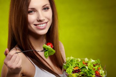 sağlıklı yaşam - sebze salatası yeşil backg tutan kadın