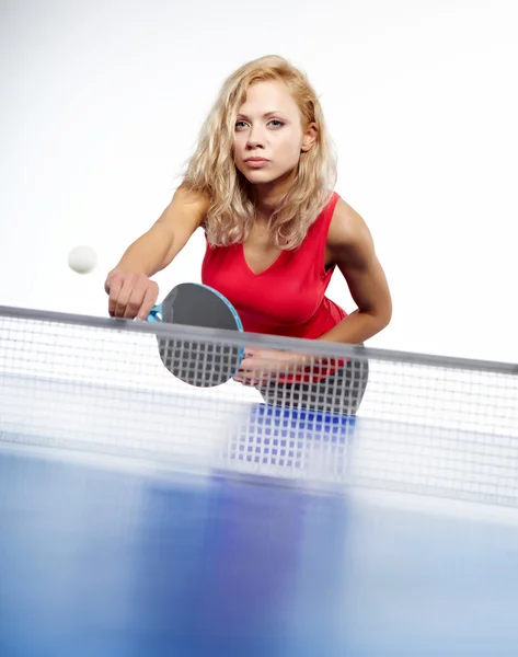 Sexy sportovní dívka hraje stolní tenis — Stock fotografie